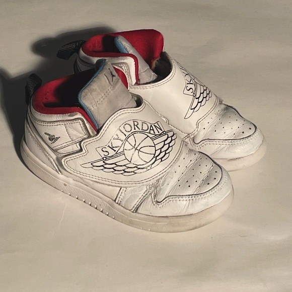 Kids White Sneakers 10c - Picture 1 of 3